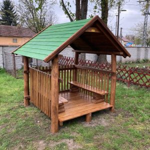 Babaház padozattal és paddal