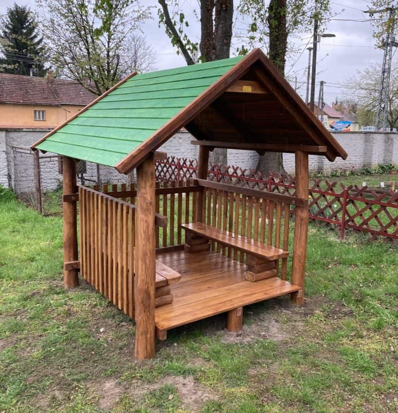 Babaház padozattal és paddal