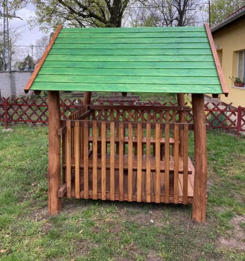 Babaház padozattal és paddal