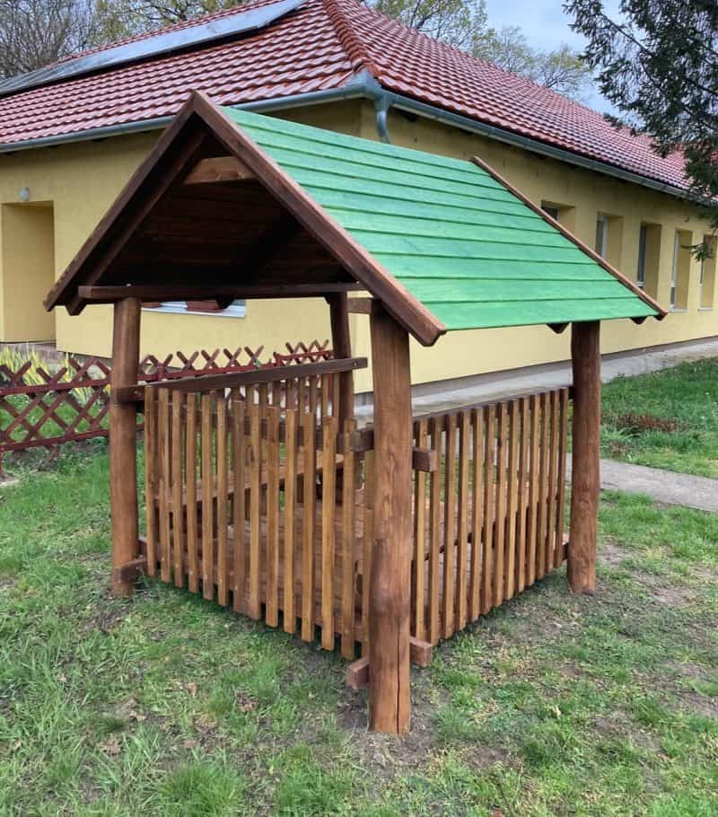 Babaház padozattal és paddal