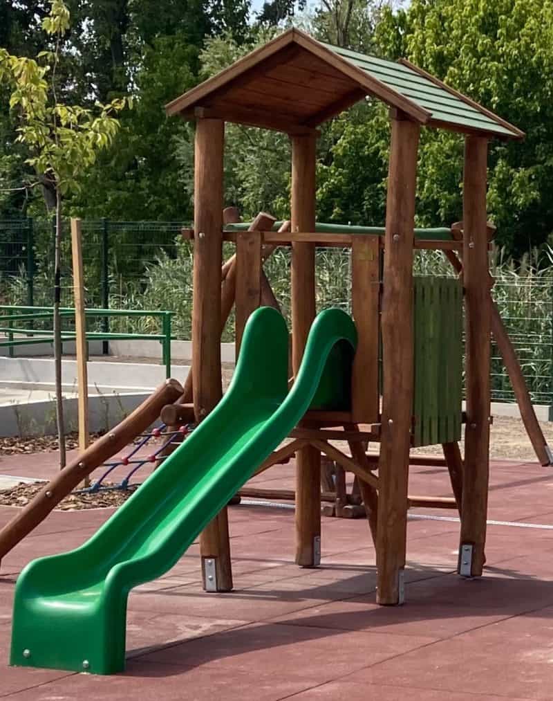 Vár csúszdával, mászóhálóval